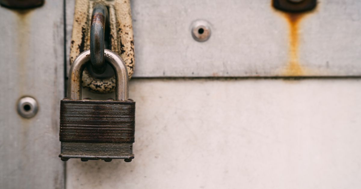 When to Call a 24/7 Emergency Locksmith Instead of Waiting — Henderson Locksmiths