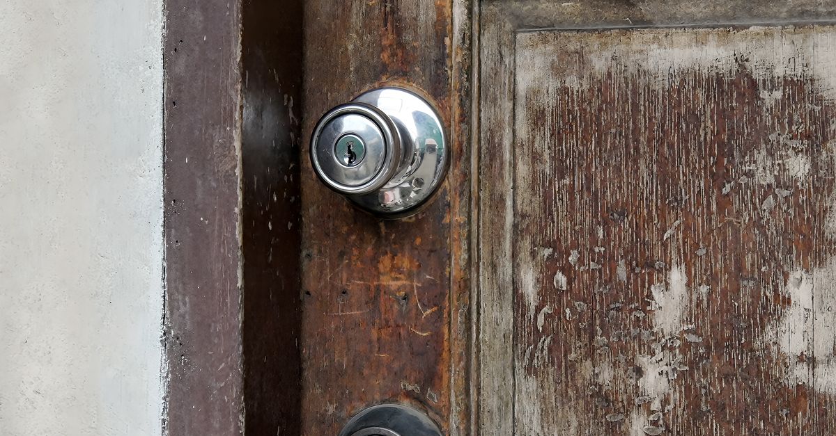 Signs Your Door Knob Lock Needs Professional Replacement — Henderson Locksmiths